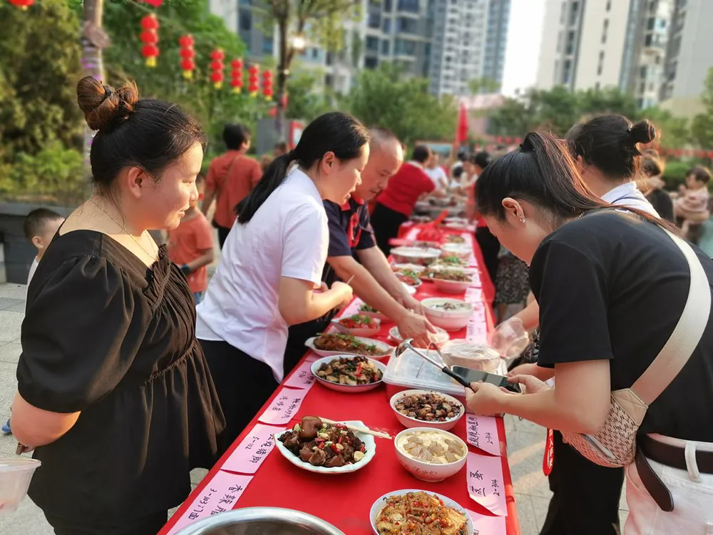 喜迎国庆 | 滨湖西郡项目联合社区举办“银发风采映国庆，邻里欢腾百家宴”活动