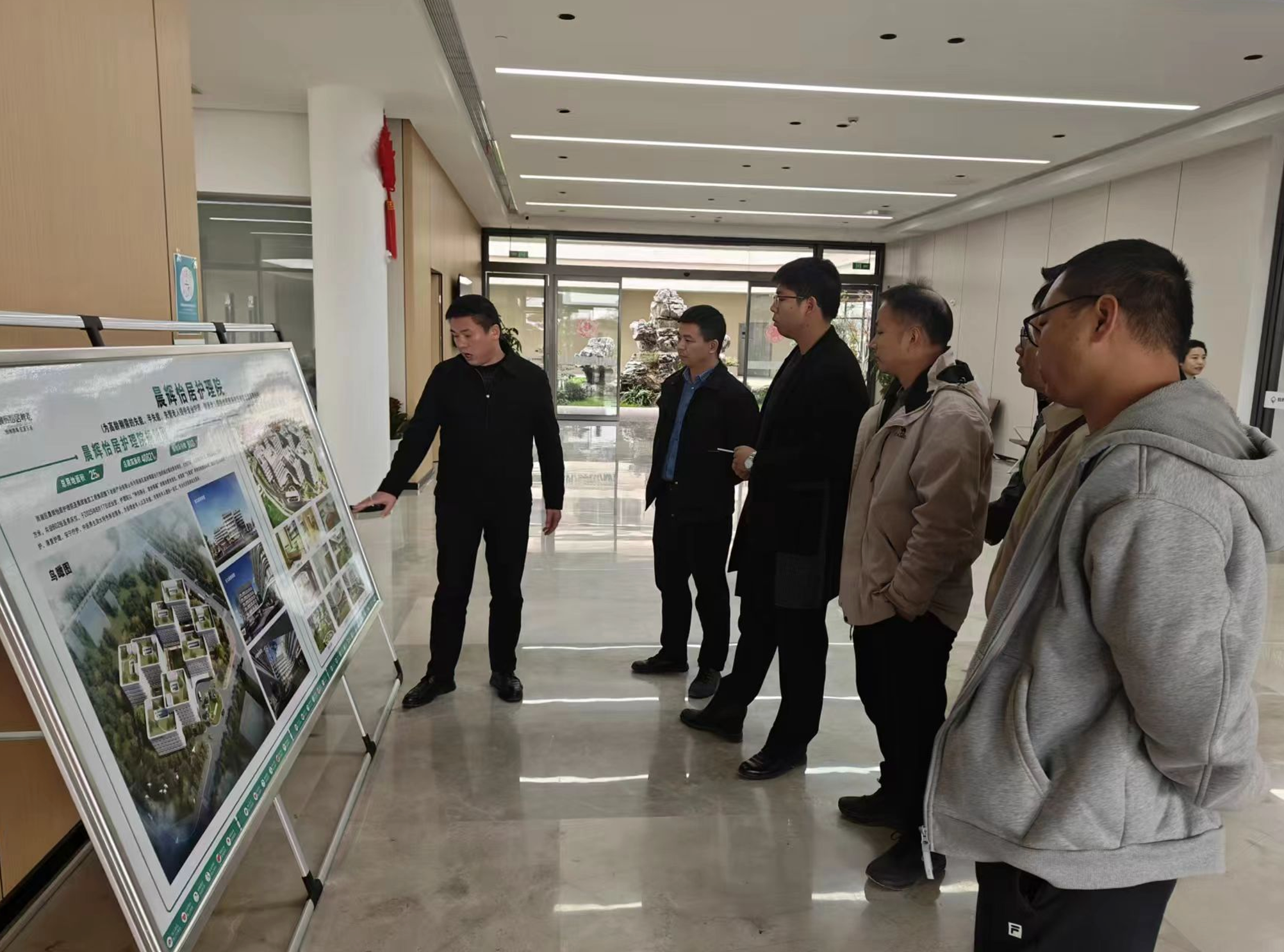 对标一流丨湘潭城发·潭房集团到晨辉怡居护理院学习交流
